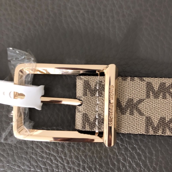 SALE!! โฅ๏ธ MICHAEL KORS signature designer belt in M - Picture 3 of 10